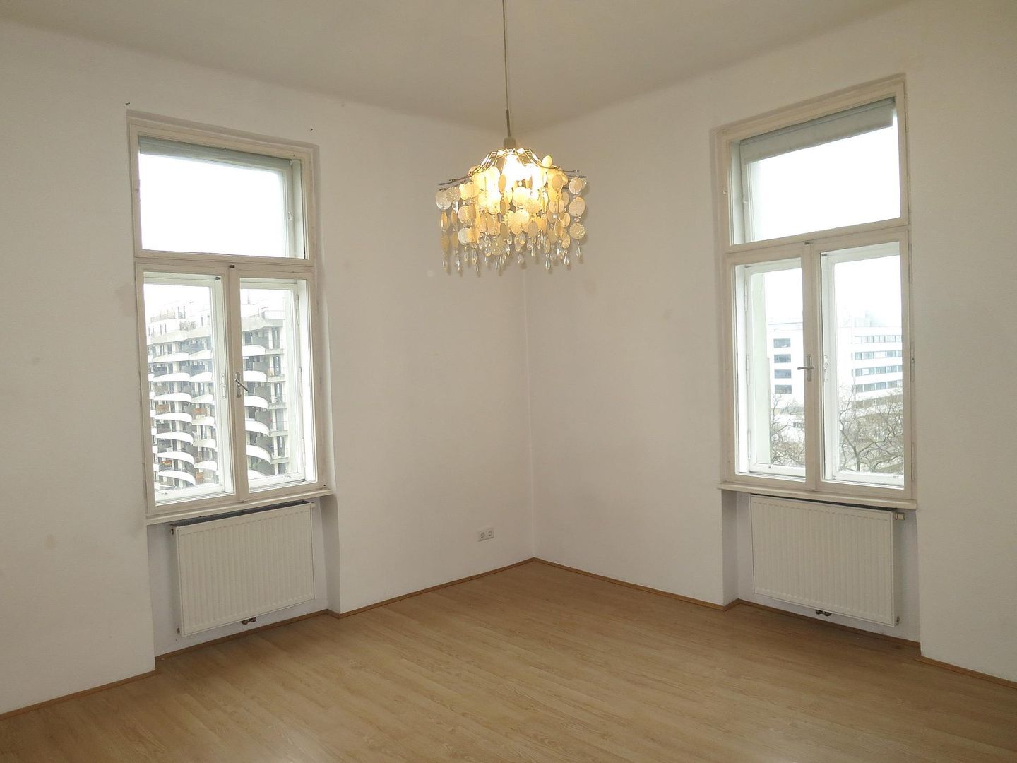 NÄHE U3-ZIPPERERSTRASSE/ SINGLEWOHNUNG! UNBEFRISTETE 40 M2 ALTBAU, WOHNSCHLAFZIMMER, EINBAUKÜCHE, GESAMTMIETE € 690,--