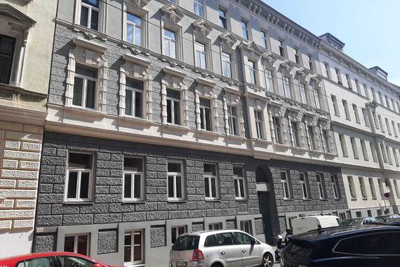 AUGARTEN-NÄHE/ STILALTBAU: Unsanierte 70 m2, 2 getrennte Zimmer, große Küche, Duschbad/WC, KP € 338.000,--