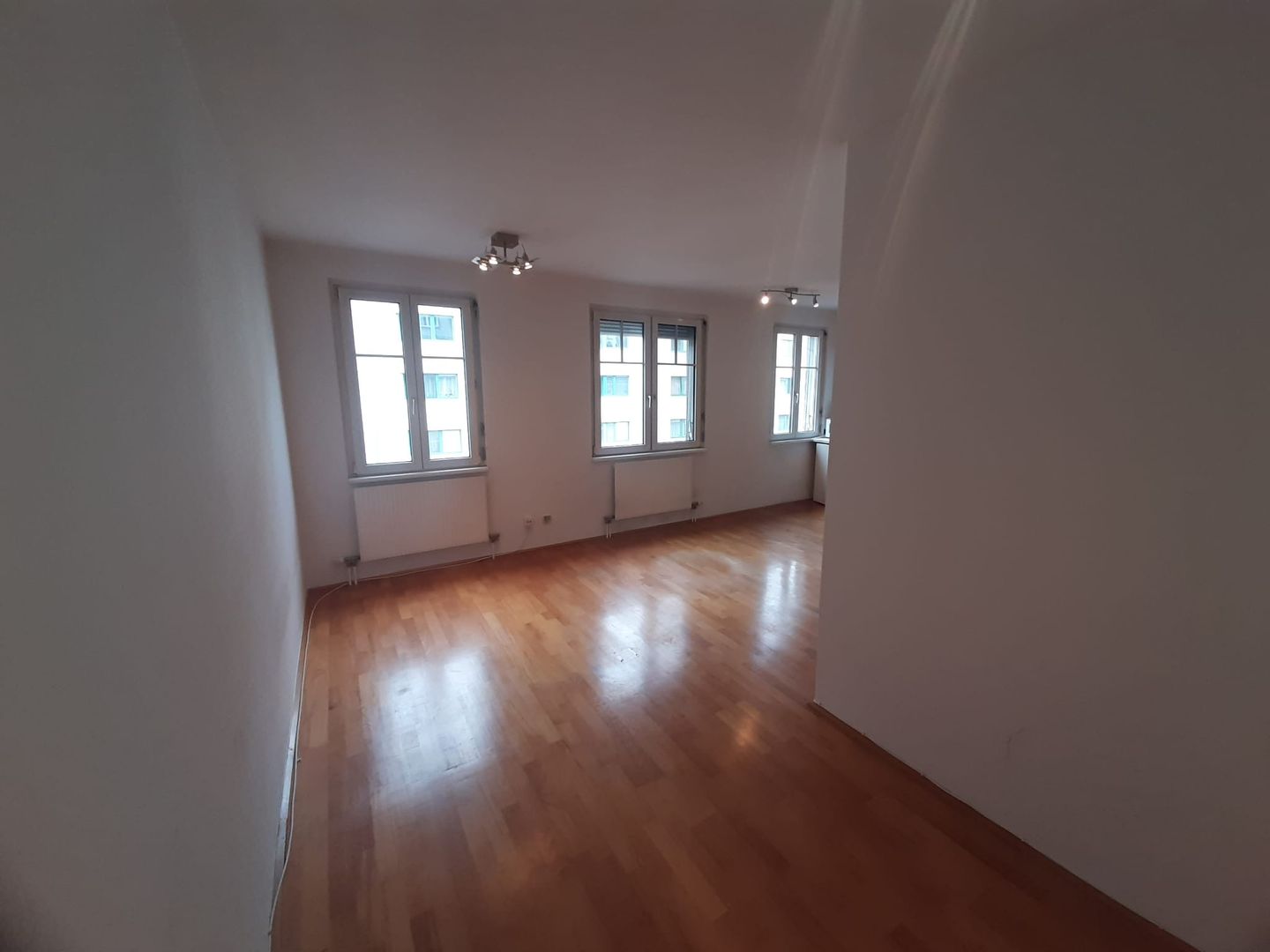 SINGLEHIT/ MARGARETENPLATZ-NÄHE: 32 m2 Neubaumiete, Wohnschlafzimmer mit Einbauküche, Fliesenbad, Gesamtmiete € 690,--