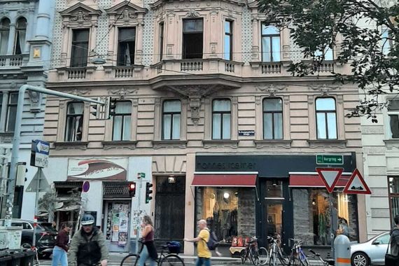 NASCHMARKT/FERNBLICK! Topsanierte 72 m2 Stilaltbaumiete, Wohnzimmer, 2 getrennt Schlafzimmer, neue Einbauküche, Gesamtmiete 1.580,--
