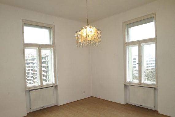 NÄHE U3-ZIPPERERSTRASSE/ SINGLEWOHNUNG! UNBEFRISTETE 40 M2 ALTBAU, WOHNSCHLAFZIMMER, EINBAUKÜCHE, GESAMTMIETE € 690,--