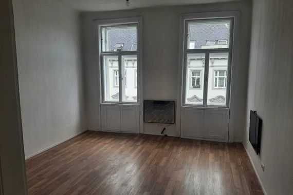 SINGLEHIT/NÄHE U3-ZIPPERERSTRASSE! Unbefristete 32 m2 Altbau, Wohnschlafraum, Einbauküche, Gesamtmiete € 499,--