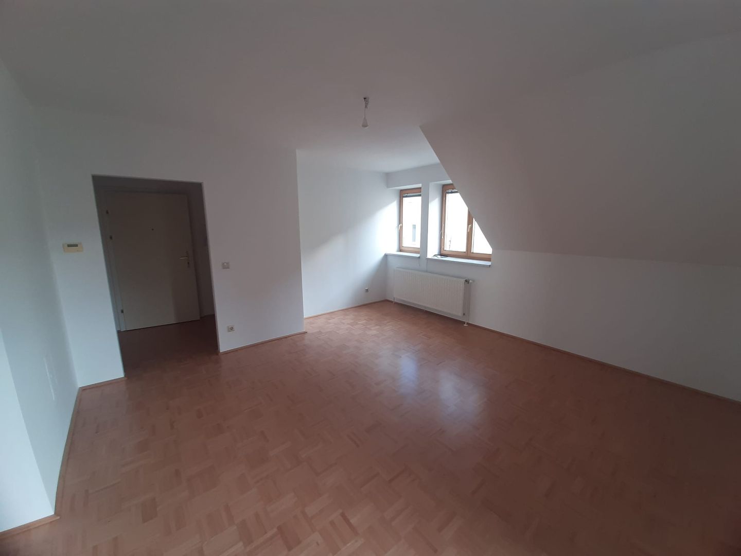 DACHTERRASSE/FAMILIENHIT! UNBEFRISTETE 113 m2, 4 Zimmer, Wohnküche, Wannenbad, 2 Terrassen, Gesamtmiete € 1.680,--
